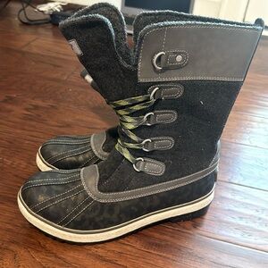 Women’s size 9 UGG waterproof duck snow boots